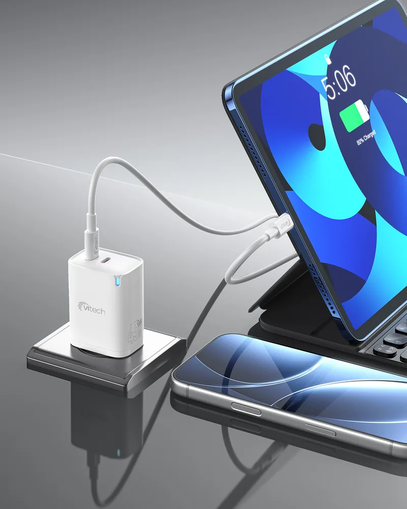 Vitech 45W şarj adaptörüyle şarj olan tablet ve telefon