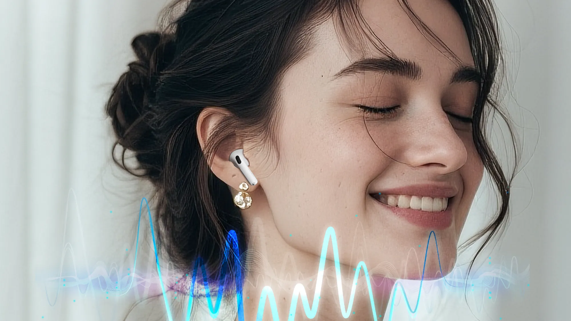 Vitech kablosuz kulaklıkla müzik dinleyen gülümseyen kadın